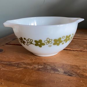 Vintage Pyrex Spring Blossoms 1 and 1/2 pint bowl